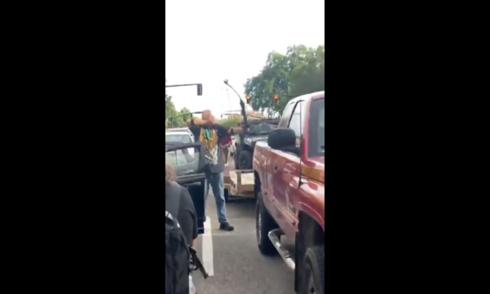 USA: Mann richtet Pfeil und Bogen auf "George-Floyd-Demonstranten" – und wird verprügelt