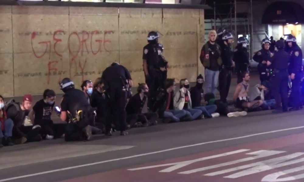 New York: Polizei nimmt einen nach dem anderen fest, als historische Ausgangssperre beginnt
