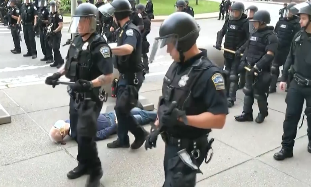 USA: Video heizt Wut auf Polizei weiter an – 75-Jähriger erleidet schwere Kopfverletzung