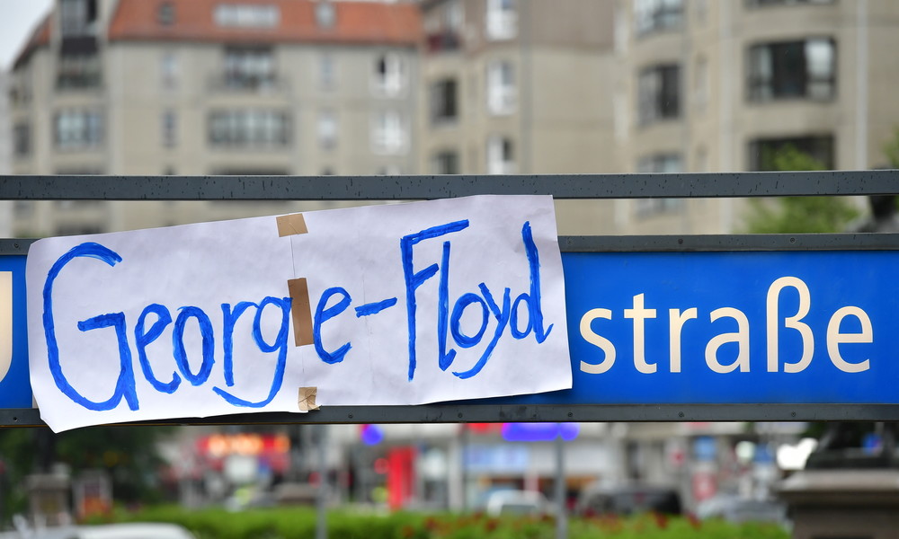 LIVE: Stiller Marsch gegen Rassismus in Berlin in Solidarität mit George-Floyd-Protesten in USA
