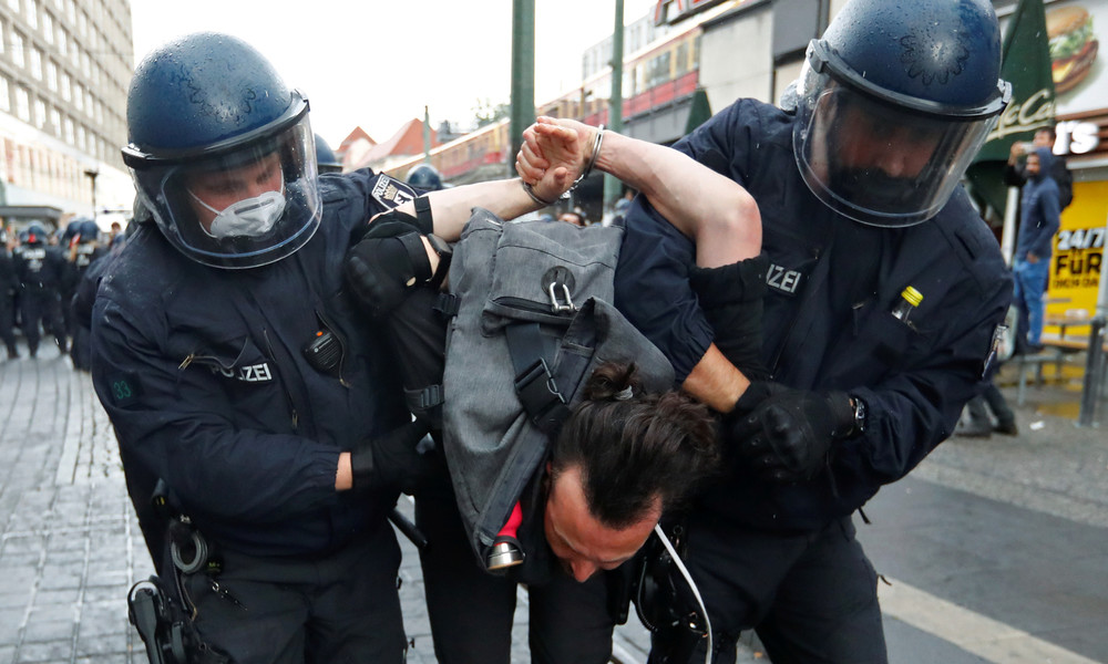 93 Festnahmen und 28 verletzte Polizeibeamte nach Demos in Berlin