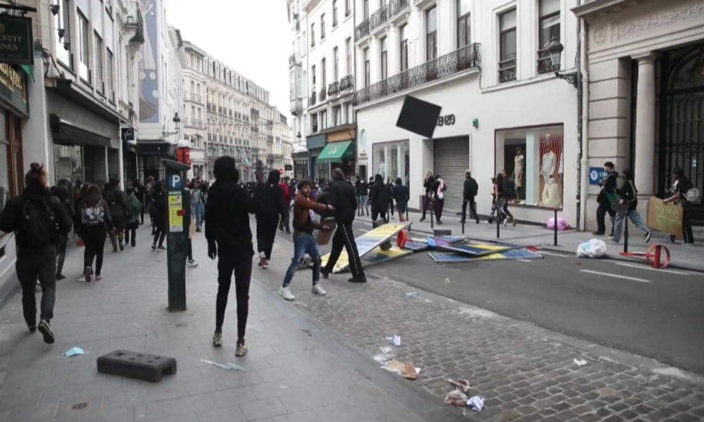 Unruhen und Plünderungen in Brüssel: Polizei setzt Wasserwerfer gegen George-Floyd-Protestler ein