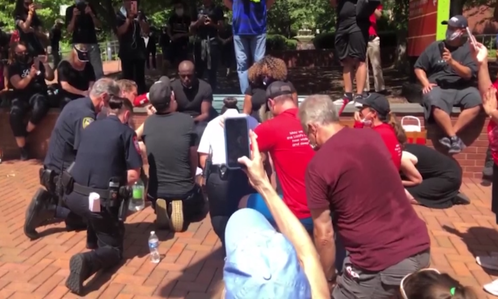 USA: "Liebe, Demut und Einheit" – Weiße Polizisten knien bei Fußwaschung vor schwarzen Pastoren