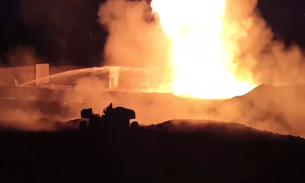 Russische Armee hilft mit einer Panzerabwehrkanone Brand in Ölbohrloch zu löschen