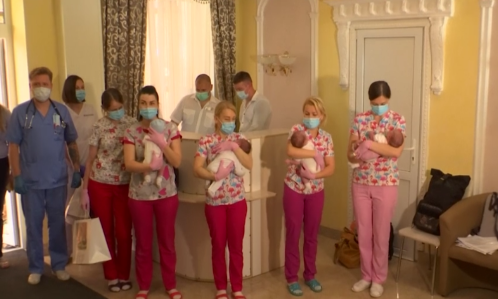 Kiew: Babys von Leihmüttern werden nach Corona-Sperre ihren neuen Eltern übergeben
