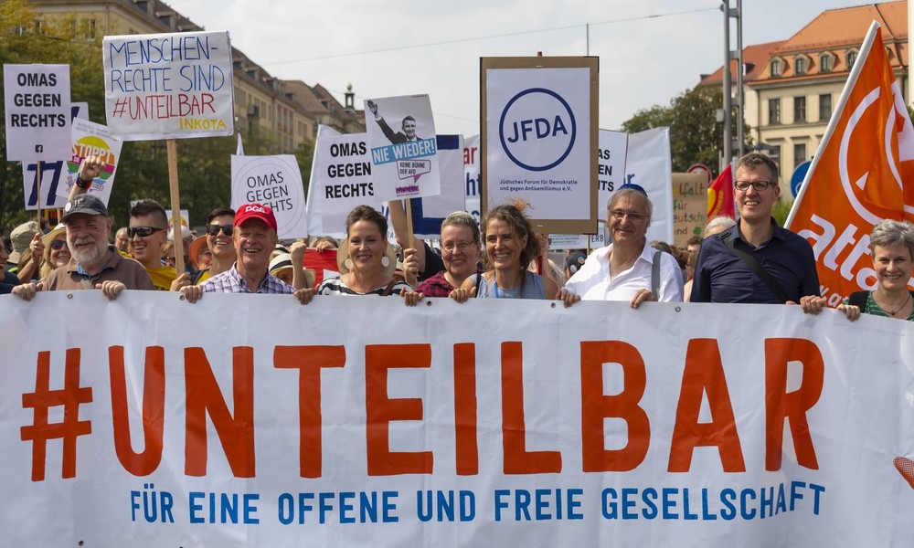 LIVE aus Berlin: “Unteilbar”-Demo für Solidarität und gegen Rassismus