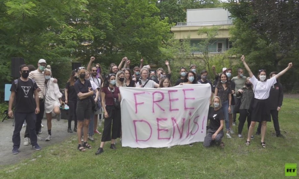 Berlin: Freunde unterstützen russischen DJ Kaznacheev bei Musikdemo vor Haftanstalt
