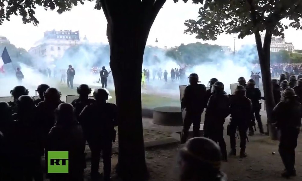 Tränengas und Gummigeschosse: Gesundheitspersonal protestiert ohne Erlaubnis in Paris