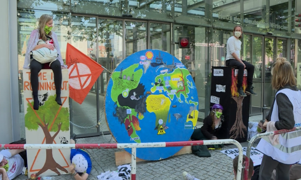 Berlin: Klimarebellen besetzen Eingang zum Haus der Deutschen Wirtschaft