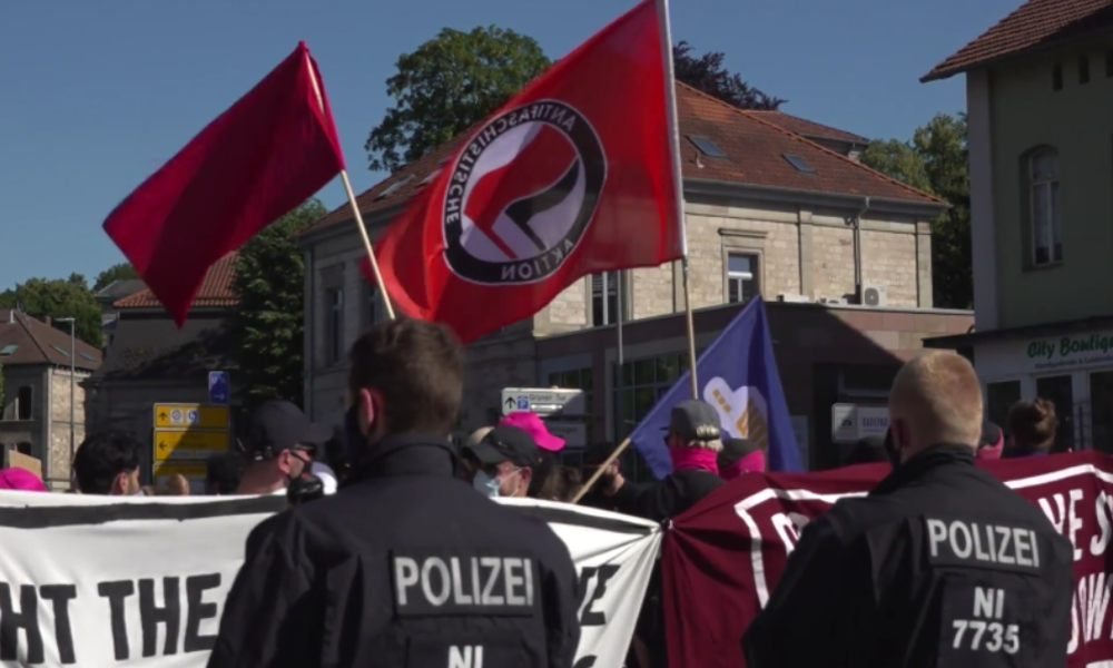 Göttingen: Antifa protestiert vor Corona-Hochhaus gegen Polizeigewalt und Rassismus