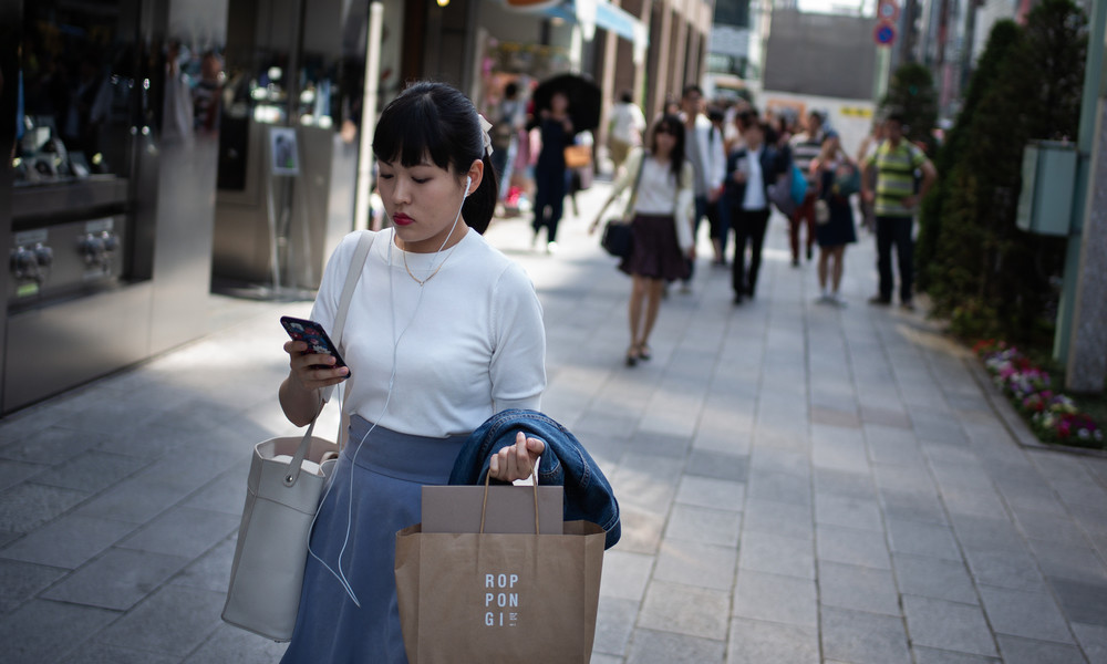 Japanische Stadt führt Handyverbot für Fußgänger ein