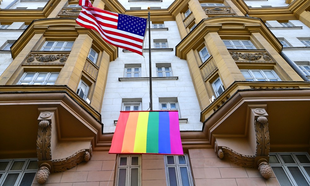 US-Botschaft in Moskau sorgt mit Regenbogenflagge für Aufregung
