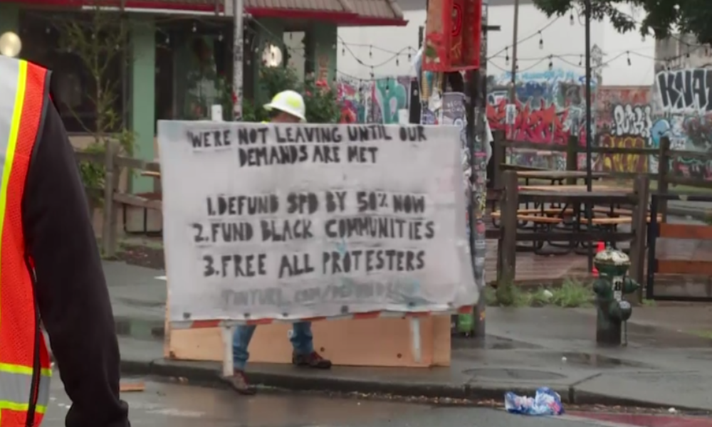 Polizei beginnt mit Räumung der autonomen Zone in Seattle – Protestler errichten neue Barrikaden