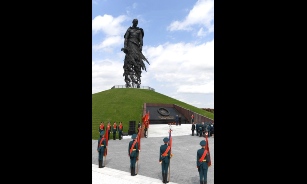 "Fleischwolf von Rschew" – Putin und Lukaschenko enthüllen neues großes Denkmal gegen das Vergessen