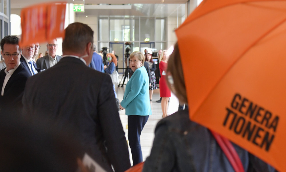 Klimarebellen dringen in Bundestag ein und überraschen Merkel