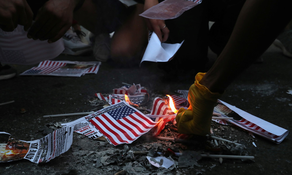 Unabhängigkeitstag der USA: Demonstranten verbrennen US-Fahnen