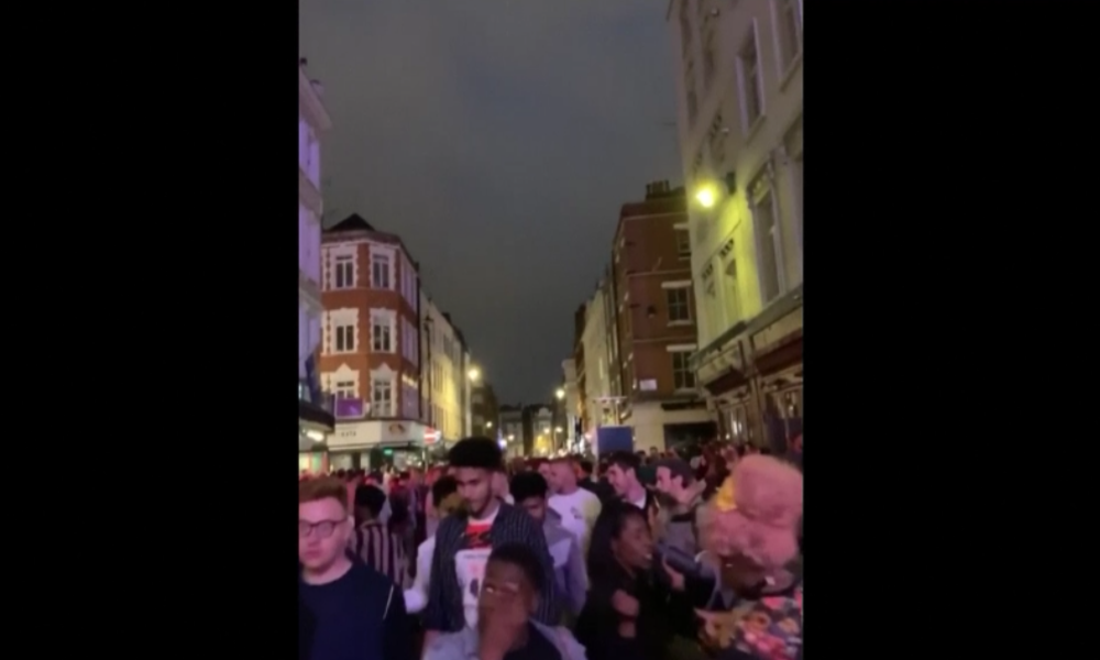 London goes crazy: Massenanlauf auf Bars nach Wiedereröffnung nach monatelanger Schließung
