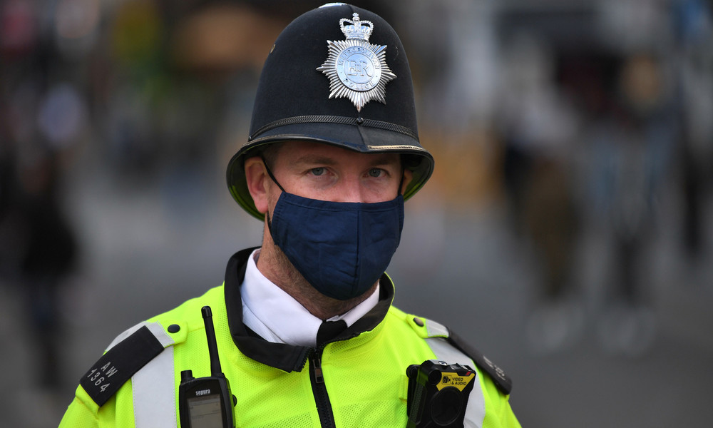 Rassistische Polizei? Britischer Beamter zerschlägt bei Kontrolle Autoscheibe (Video)