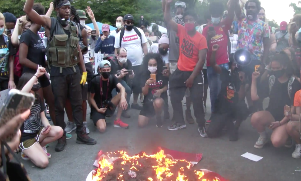 Protestler fordern vor dem Weißen Haus Kommunismus in den USA und verbrennen US-Flaggen