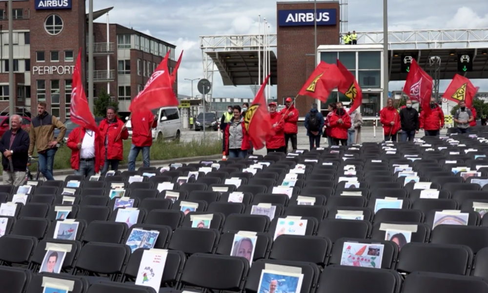 "2.000 leere Stühle" – Proteste gegen geplanten Stellenabbau vor Airbus-Werk in Hamburg