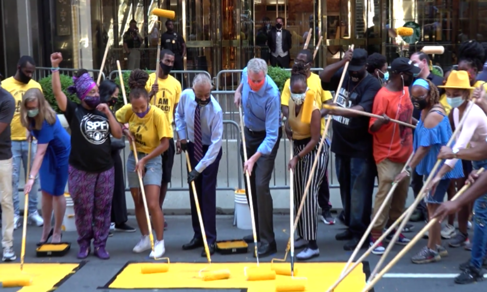 Umstrittene Aktion: New Yorker Bürgermeister malt Black Lives Matter vor Trump Tower