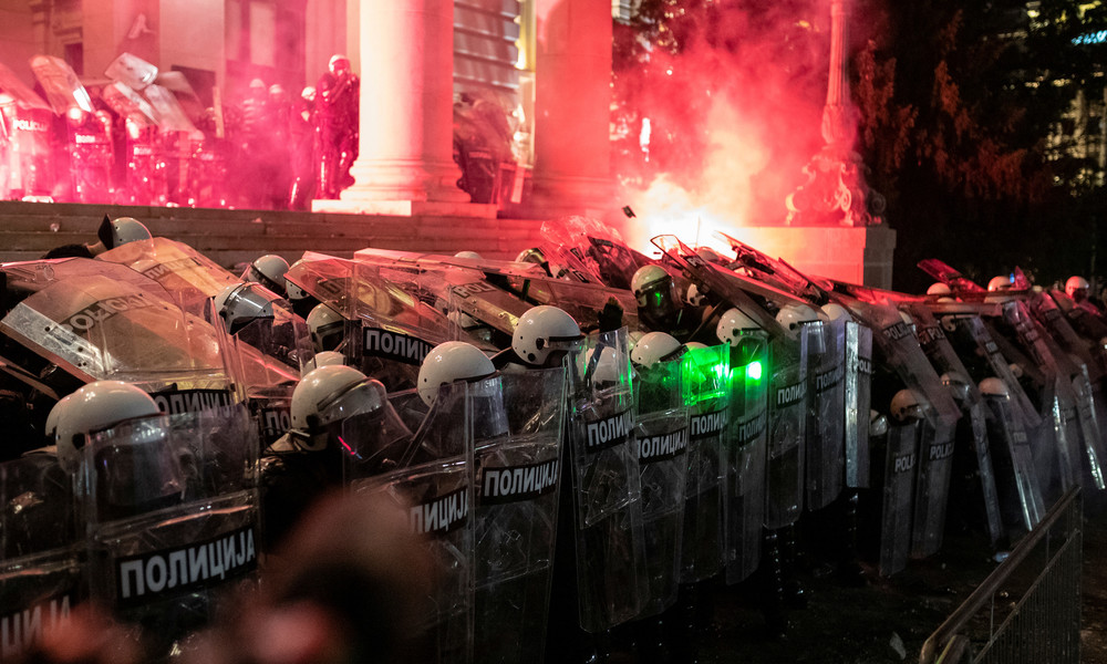 Erneut Krawalle in Belgrad – Demonstranten dringen in Parlament ein