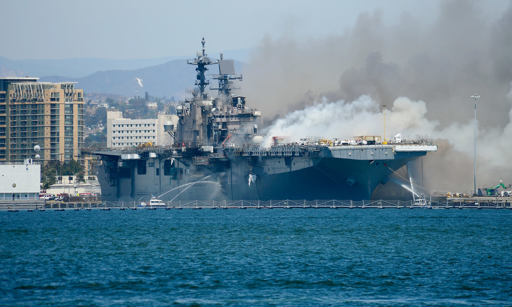 Zahlreiche Verletzte bei Großbrand auf einem Schiff der US-Marine in San Diego (VIDEOS)