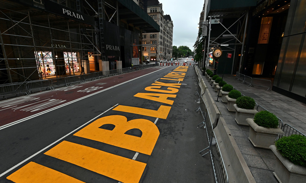 "Ekelhaft": Bürgermeister von New York stellt Dutzende Polizisten zum Schutz von BLM-Schriftzug ab