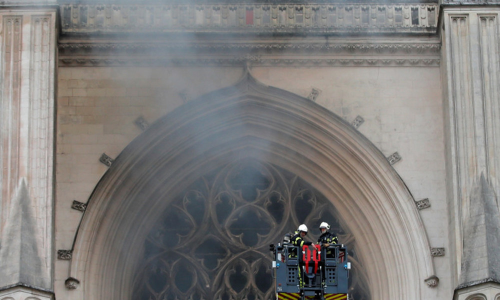 Untersuchung wegen Brandstiftung: Großbrand in Kathedrale von Nantes
