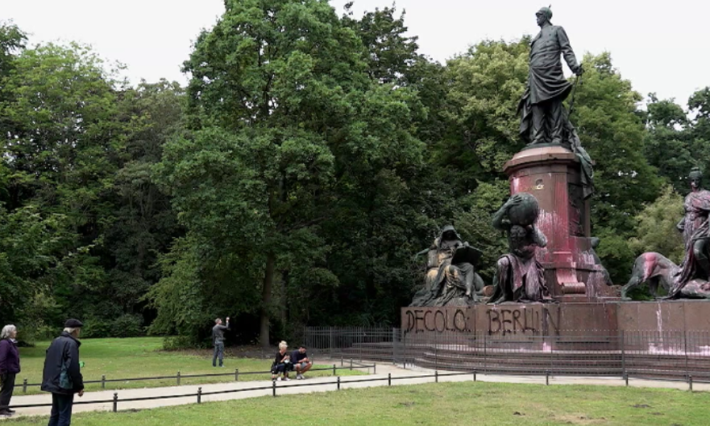 "Berlin entkolonialisieren" – Aktivisten schänden "rassistisches" Bismarck-Denkmal
