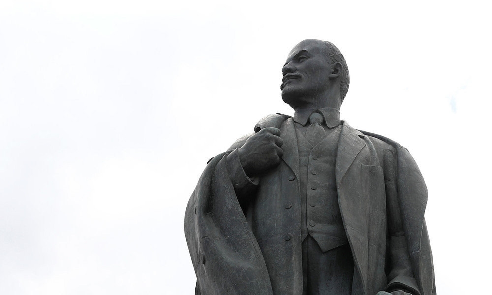 Altes Gesicht im neuen Gewand: Verwandlung eines Lenin-Denkmals in der Ukraine löst Spott aus
