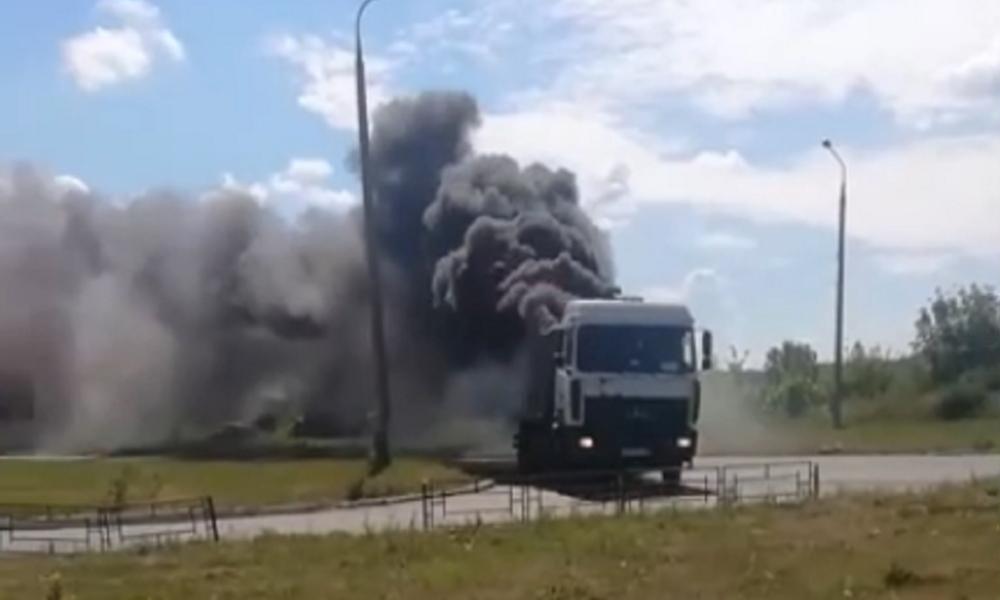 "Mad Max" in russischer Stadt: Fahrender Lkw geht in Flammen auf