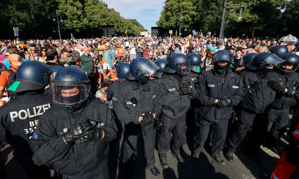 Polizei meldet 18 verletzte Beamte nach Demo gegen Corona-Auflagen in Berlin
