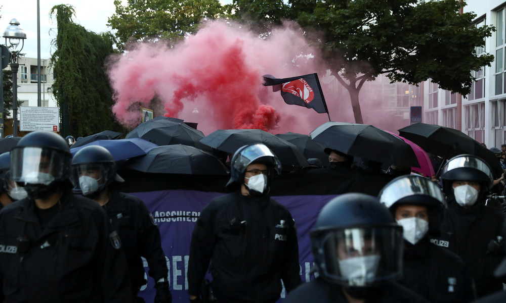 Berlin: Ausschreitungen zwischen Polizei und Demonstranten wegen linker Szenekneipe (Video)