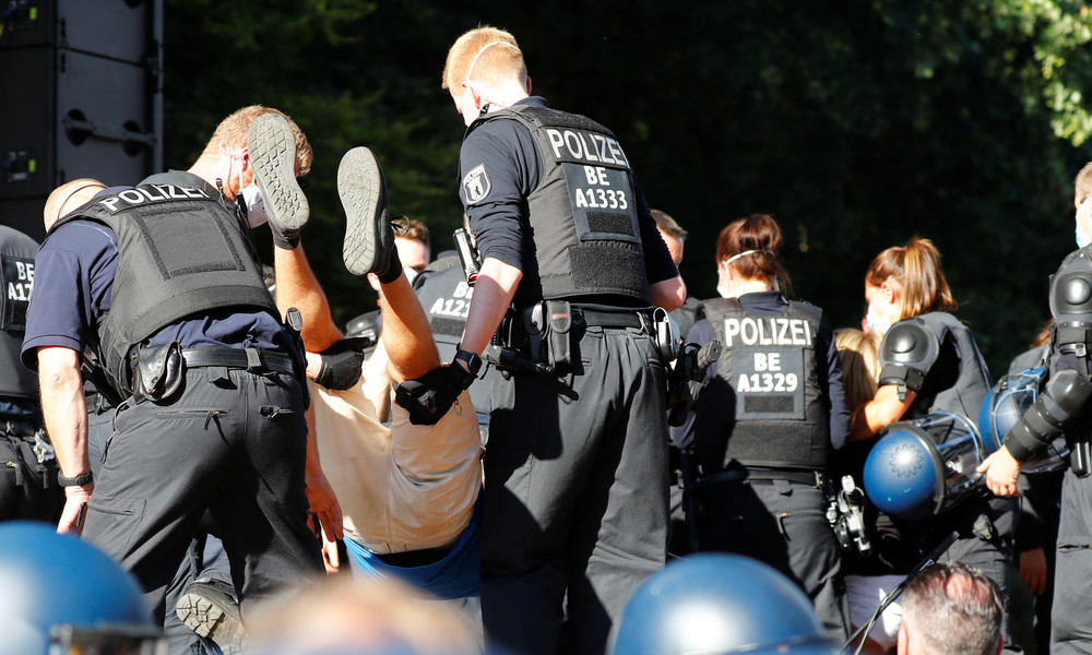 Polizei spricht von 45 verletzten Beamten bei Samstagsdemos in Berlin