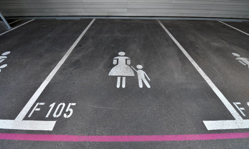 Russland: Rosafarbene Frauenparkplätze empören beide Geschlechter
