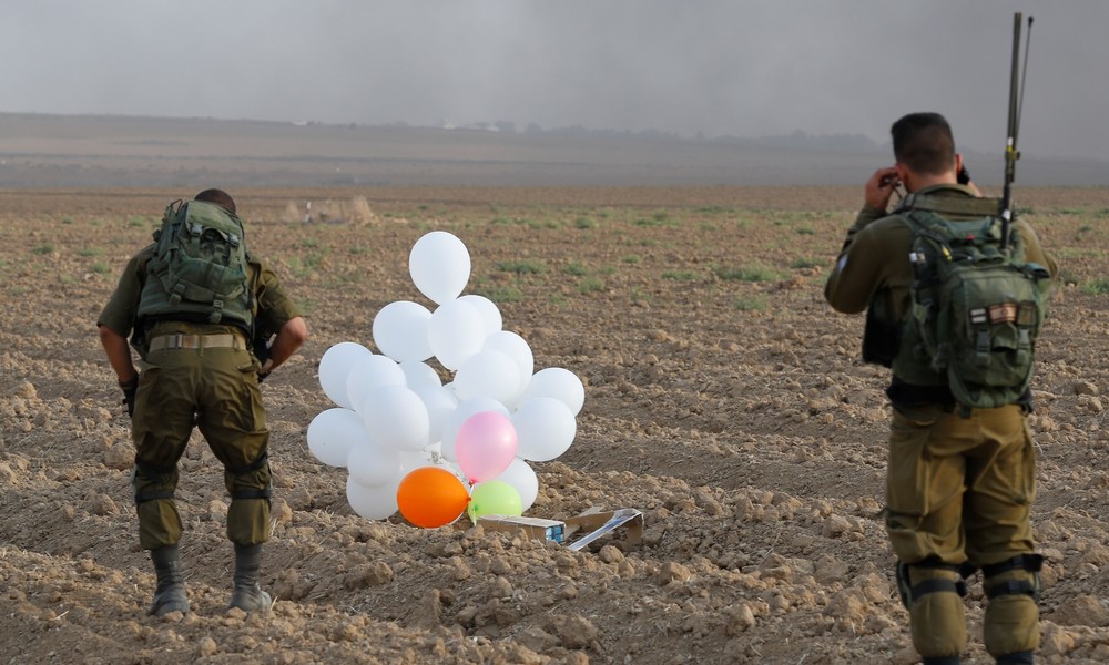 Sprengstoff-Ballons aus dem Gazastreifen: Israel schlägt mit Kampfhubschraubern und Panzern zurück