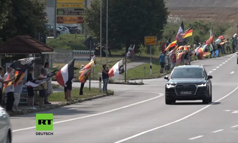 Reichsflaggen im Schlepptau: Corona-Proteste in Sachsen entlang der B96 (Video)