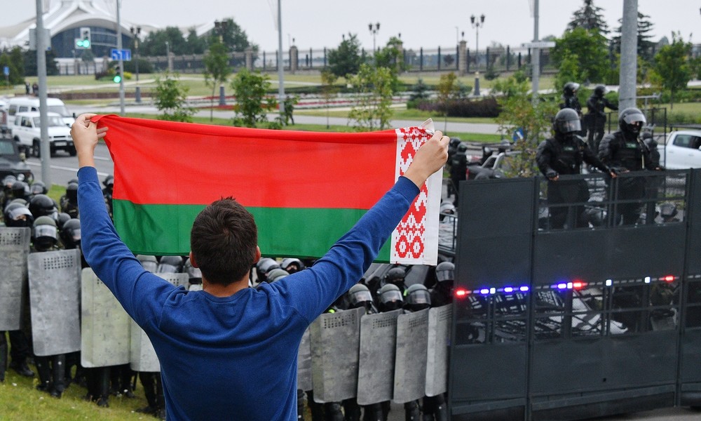 Weißrussland: Friedliche Proteste in Minsk, ein Toter in Brest und Lukaschenko in Kampfmontur