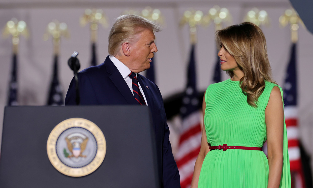 Hier könnte Ihre Werbung stehen: Witzbolde missbrauchen Melania Trumps Kleid als Greenscreen