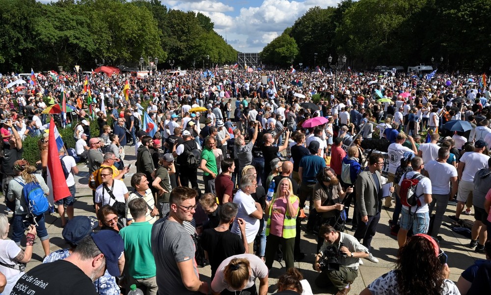 Berlin2908: "Wir sind keine COVIDioten" – Zehntausende Menschen demonstrieren an Siegessäule