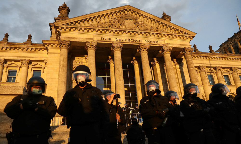 Querdenken-Initiator distanziert sich von Demonstranten am Reichstag
