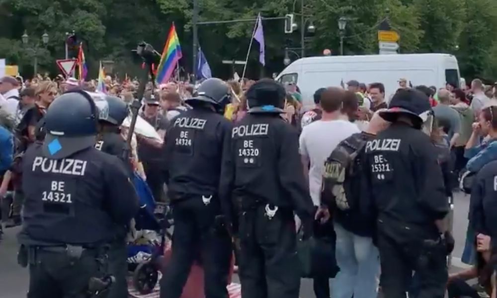 LIVE aus Berlin: Proteste gegen die Corona-Maßnahmen dauern an