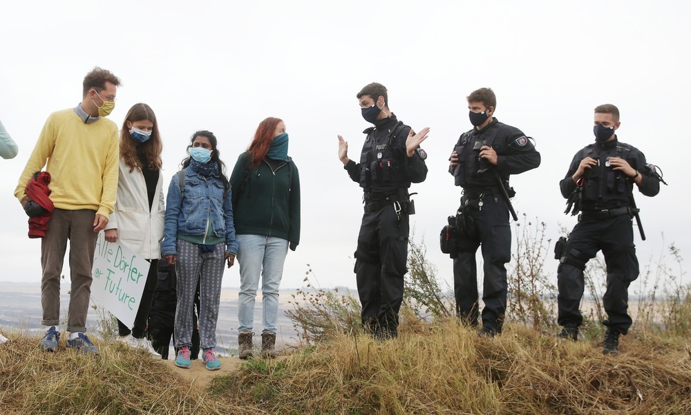 "Extinction Rebellion"-Aktivisten besetzen Kohlebagger im Tagebau Garzweiler