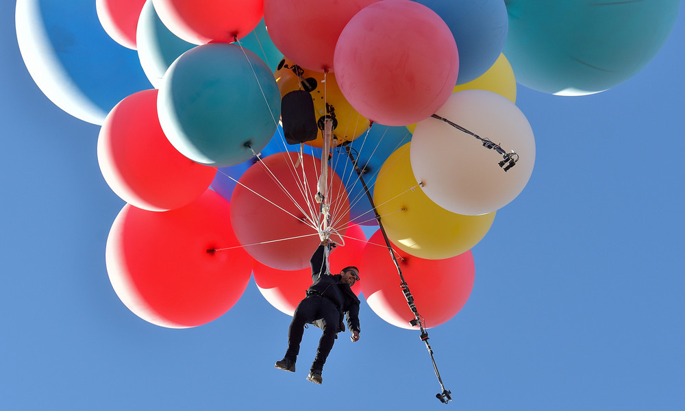 Völlig abgehoben: US-Extremkünstler David Blaine lässt sich von 52 Heliumballons in die Höhe ziehen