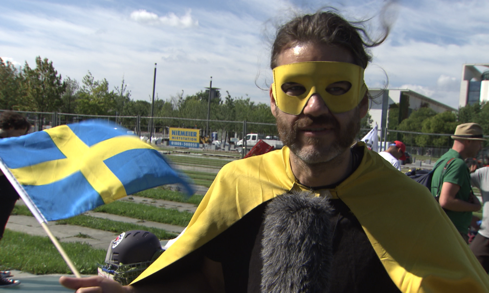 "Rette uns vor Merkel!" – Demonstranten appellieren an Löfven (Video)