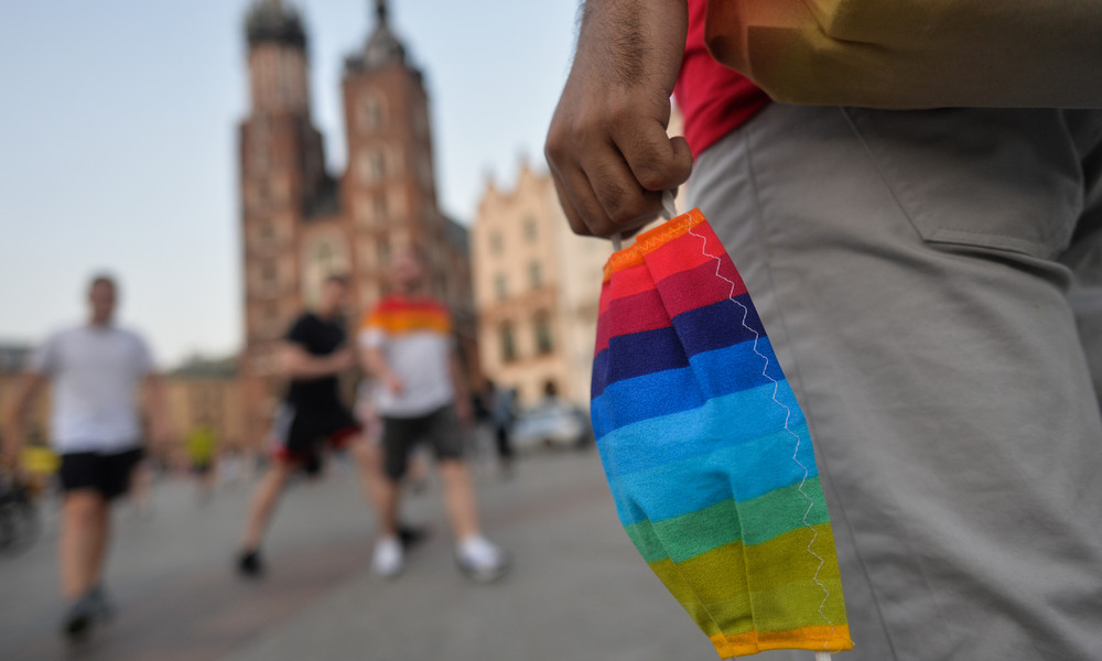"Kein Teil unserer Gesellschaft": Aktivisten zerreißen LGBT-Fahne bei Anti-Corona-Demo in Wien