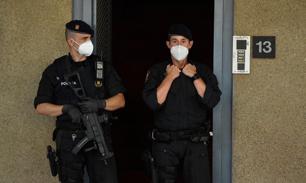 "Das sind nicht die USA": Spanischer Polizist kniet auf Hals eines 14-Jährigen – wohl Maskenmuffel
