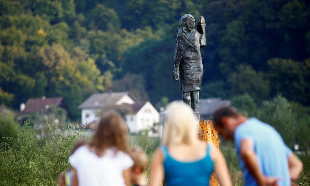 Nun nicht mehr aus Holz: Künstler stellen niedergebrannte Melania-Trump-Statue in Bronze wieder her