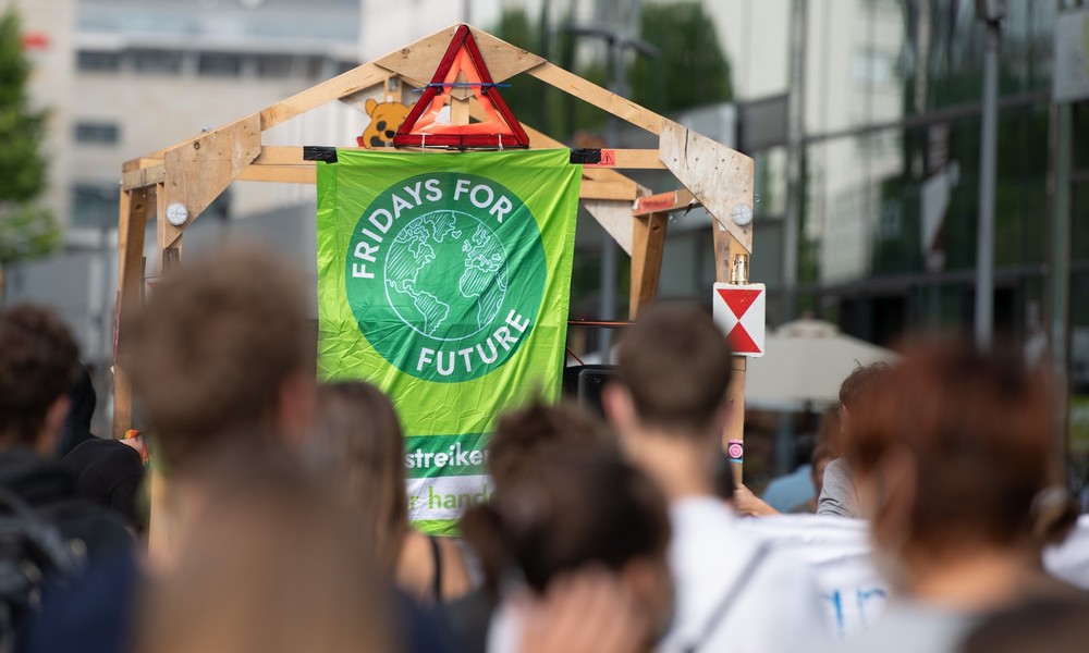 LIVE: Pressekonferenz von Fridays for Future in Berlin über bevorstehende Klimaschutzmaßnahmen